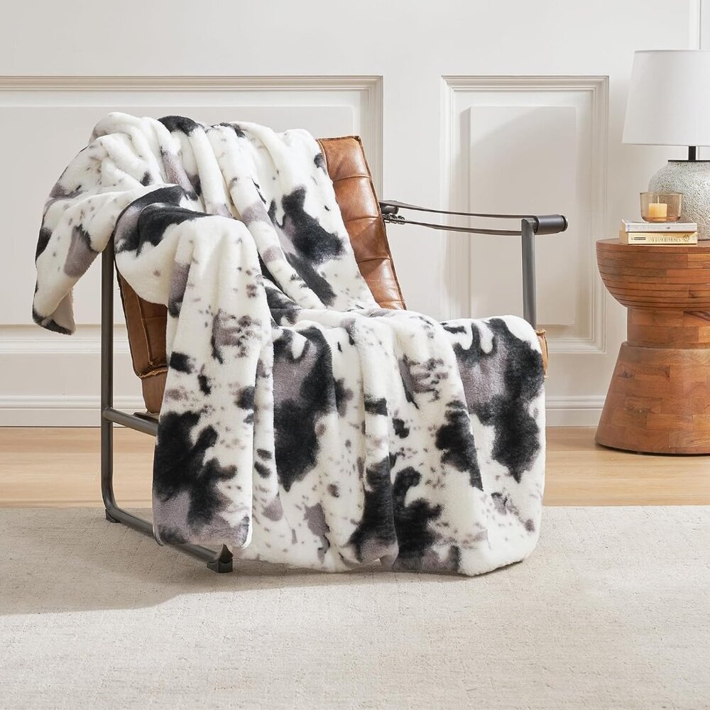 Elegant Cow Print Faux Fur Throw Blanket - Plush 50x60 Inches for Cozy Luxury